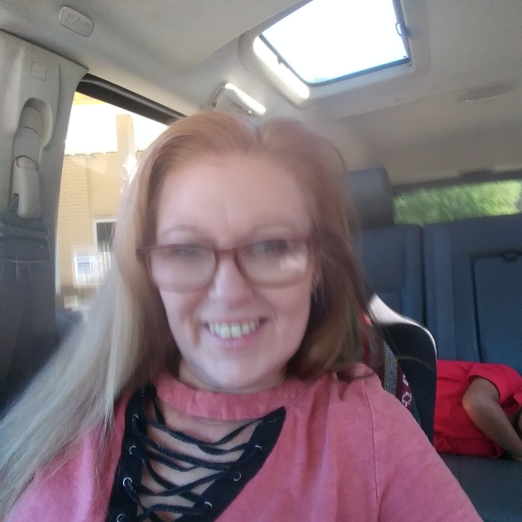 Profile Picture of Amanda Dykes (@amandagdear) on Poshmark
