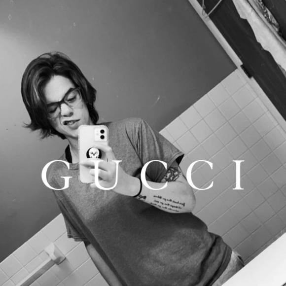 Profile Picture of Teddi Tamburro (@tedditamburro) on Poshmark