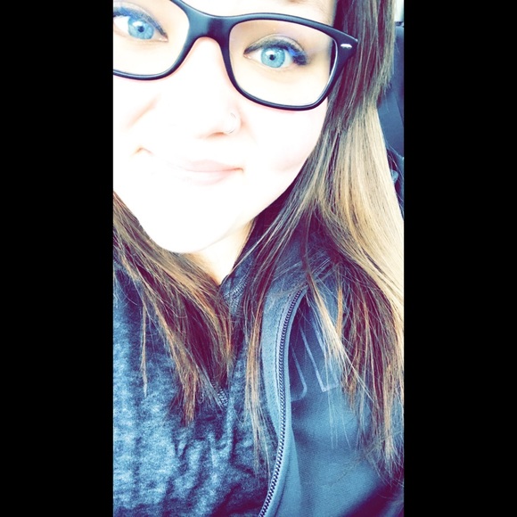 Profile Picture of Katie Cartnal (@katiewoogie) on Poshmark