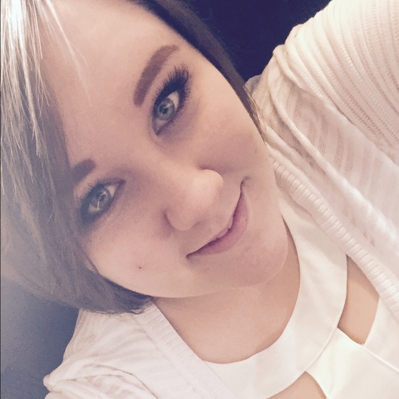 Profile Picture of Leighanna Gnagi (@leighannagnagi) on Poshmark