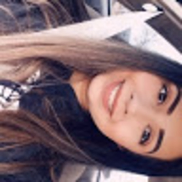 Profile Picture of Grace Chew (@gracechew17) on Poshmark