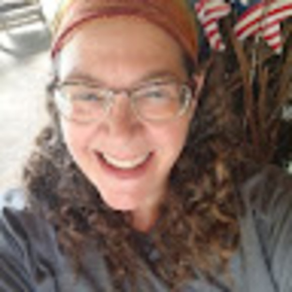 Profile Picture of Amy Reidmiller (@amyreidmiller) on Poshmark