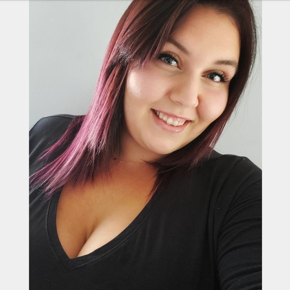 Profile Picture of Alexandra Adam (@alexandraadam95) on Poshmark