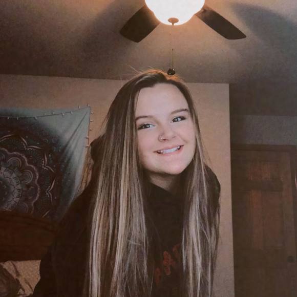 Profile Picture of Hannah Sechler (@pizzachi04) on Poshmark