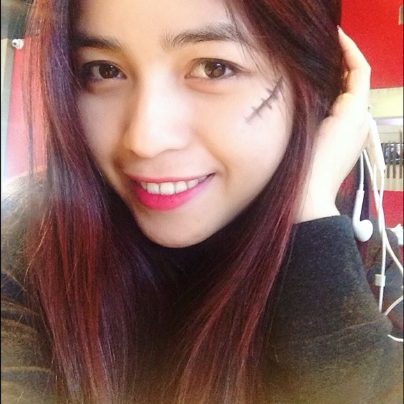 Profile Picture of Oanh Huynh (@solhuynh) on Poshmark