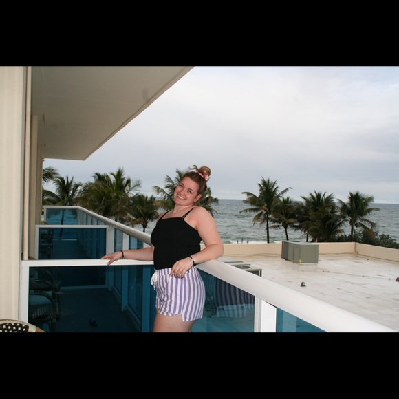 Profile Picture of Cortney Staniszewski (@c_staniszewski) on Poshmark