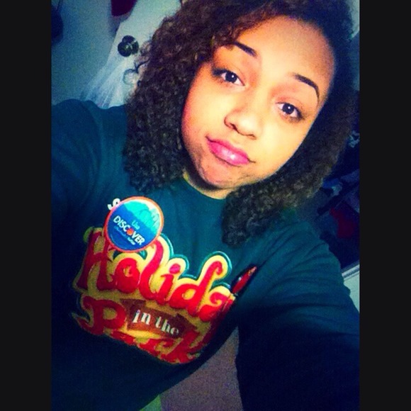 Profile Picture of Monique Hutta (@xrenee) on Poshmark