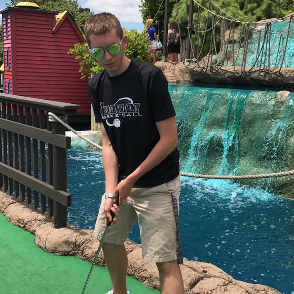Profile Picture of Dustin Hardesty (@dustinhardesty) on Poshmark