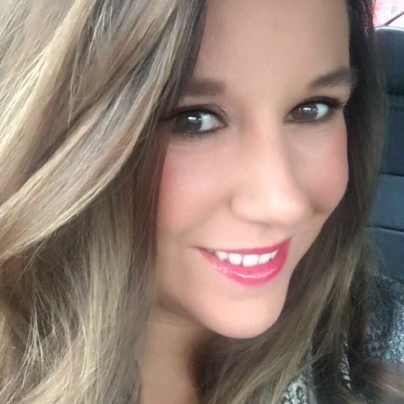 Profile Picture of Melissa Carson (@mlctz7) on Poshmark