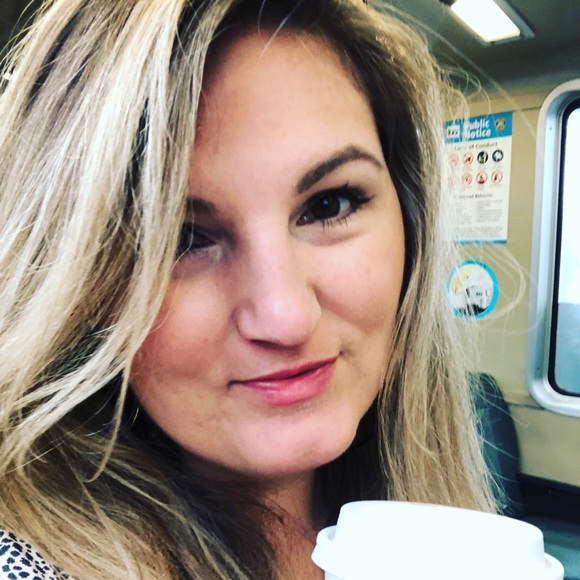 Profile Picture of Laura Glathar (@lglathar) on Poshmark