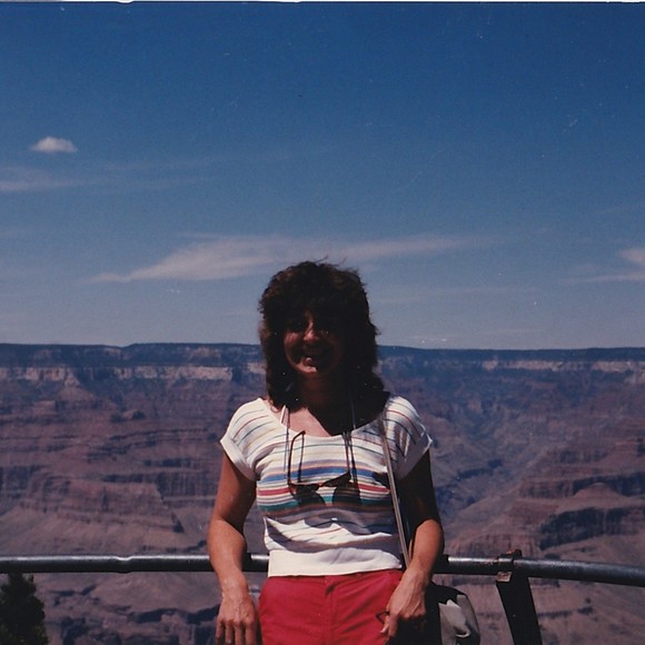 Profile Picture of Joan Bialosuknia (@joanbialosuknia) on Poshmark