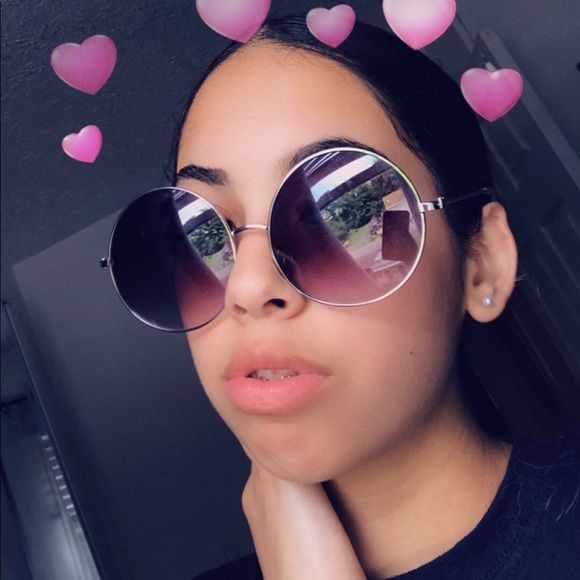 Profile Picture of Lola Dones (@lupitaa_marie) on Poshmark