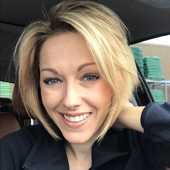 Profile Picture of Nicole Stepniewski (@pinkie81) on Poshmark