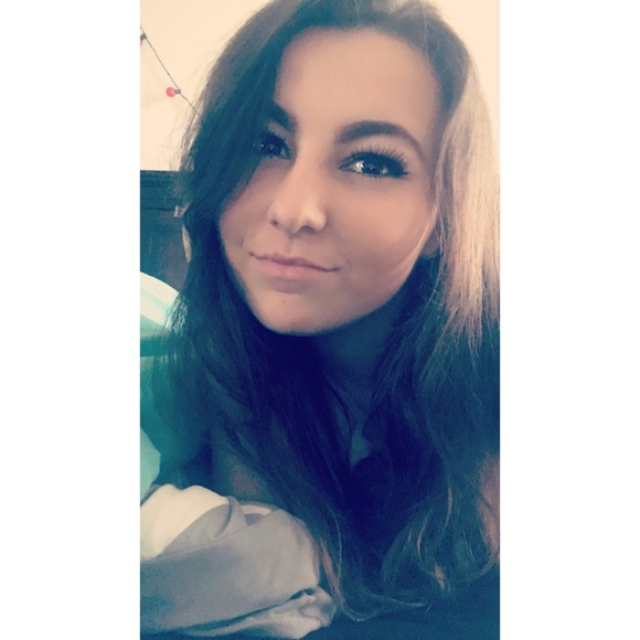 Profile Picture of Rachelle Swayer (@rachelleswayer) on Poshmark