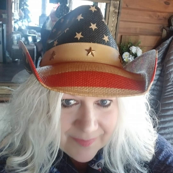 Profile Picture of Paulette Hjelle-ranta (@olgajoy) on Poshmark