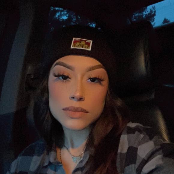 Profile Picture of Isa Nieves (@isa_nieves) on Poshmark