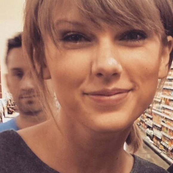 Profile Picture of Mallory Swift (@swiftie1988) on Poshmark