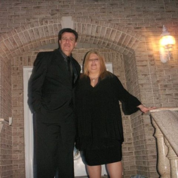 Profile Picture of Laura Solomon (@apartylady) on Poshmark