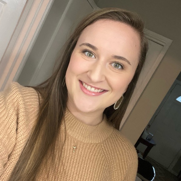 Profile Picture of Amanda Hoerter (@amhoerter) on Poshmark