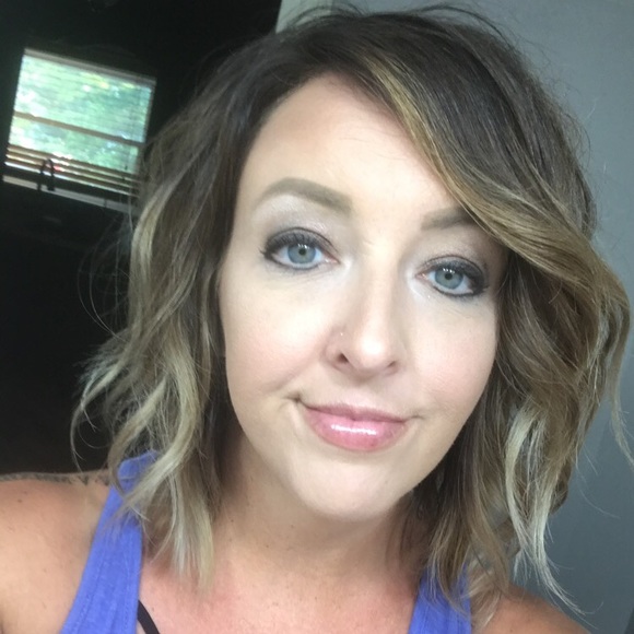 Profile Picture of Sara Tidyman (@sltidyman) on Poshmark