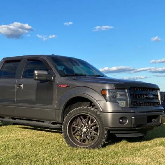 Profile Picture of Jurik Kivitis (@jurikiv) on Poshmark