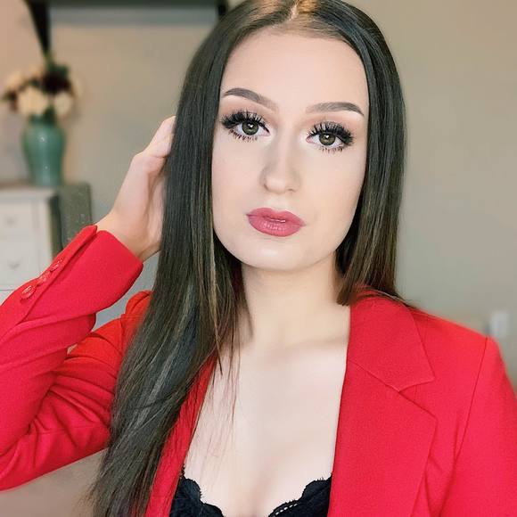 Profile Picture of Sami Schubert (@sami_schubert) on Poshmark