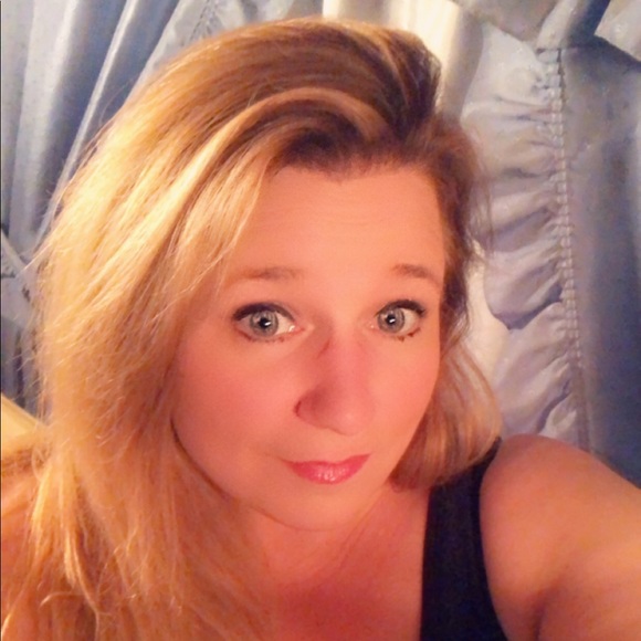 Profile Picture of Kerri Mizzoni (@kerri1221) on Poshmark