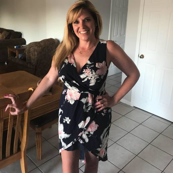 Profile Picture of Valerie Hofbauer (@valeriehofbauer) on Poshmark