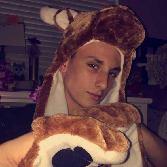 Profile Picture of Sam Fingers (@samfingers) on Poshmark