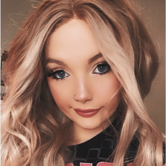Profile Picture of Lily Downs (@lily_downs) on Poshmark