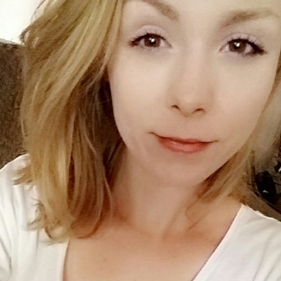 Profile Picture of Anna Lamorte (@alamorte91) on Poshmark