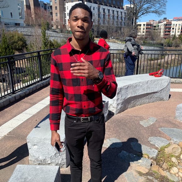 Profile Picture of Bennie Seller (@bennieseller) on Poshmark