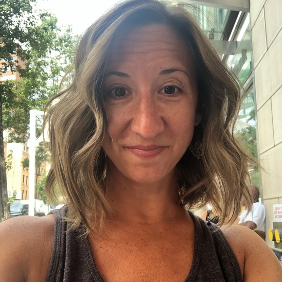 Profile Picture of Ashley Stempler (@ashleystempler) on Poshmark
