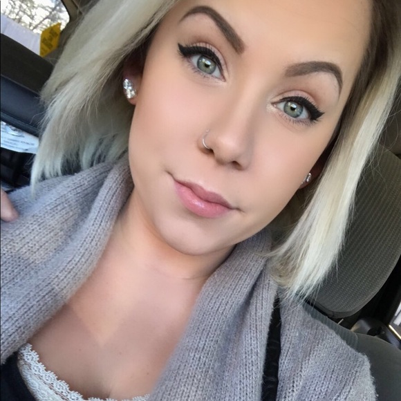 Melissa Leduc - Poshmark Profile Picture of Melissa Leduc (@melissa_leduc) on Poshmark