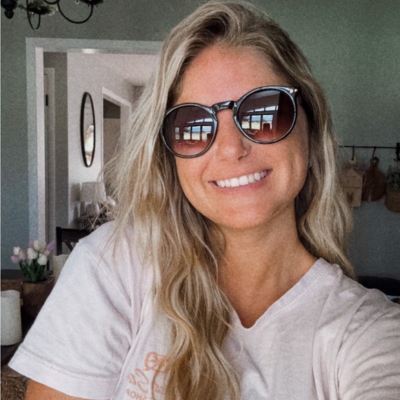 Profile Picture of Madison Eutzy (@chippercat411) on Poshmark