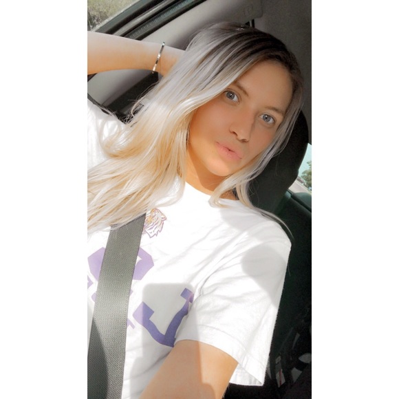 Profile Picture of Lanie Roberts (@robertslanie) on Poshmark