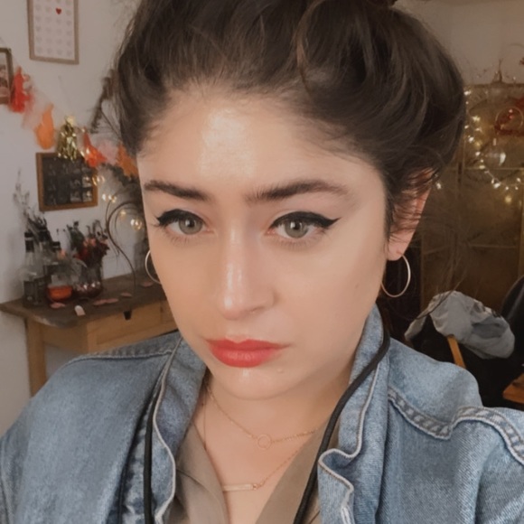 Profile Picture of Rachel Aston (@rookierae) on Poshmark