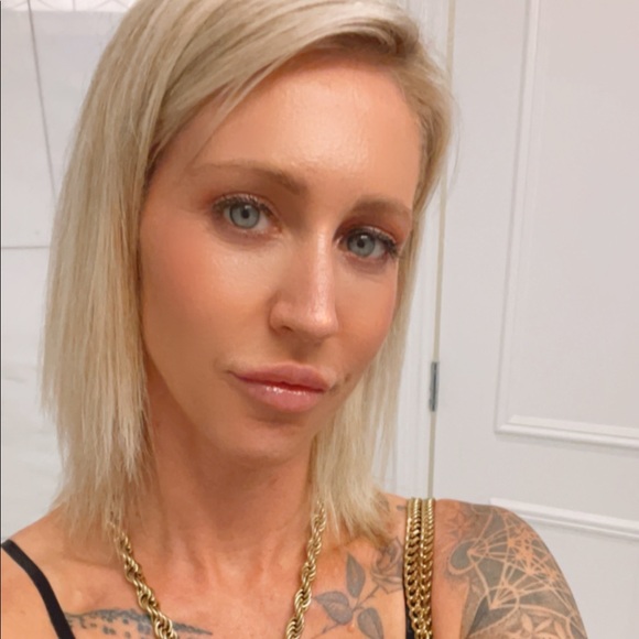 Profile Picture of Lauren Pybus (@laurenpybus) on Poshmark