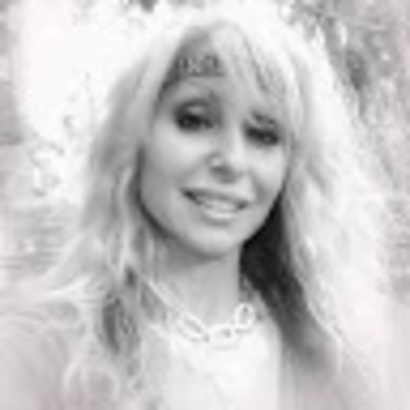 Profile Picture of Suzanne Petrizzi (@suzannepetrizzi) on Poshmark