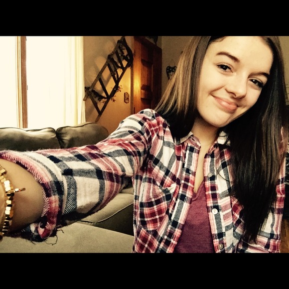 Profile Picture of Emily Lindemuth (@emlindy) on Poshmark