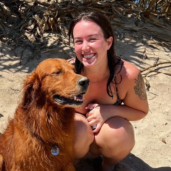 Profile Picture of Brooke Aloe (@brookealoe) on Poshmark