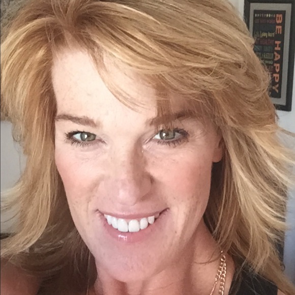 Profile Picture of Rose Characky (@refiwithrose) on Poshmark