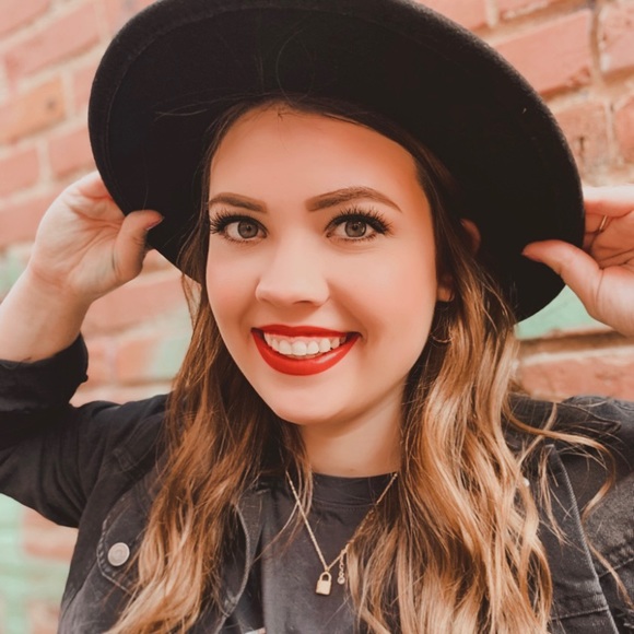Profile Picture of Katelyn Fowler (@katelynfowle528) on Poshmark