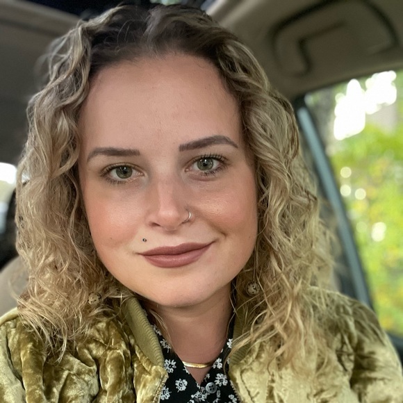 Profile Picture of Julia Cohen (@jcohen17) on Poshmark