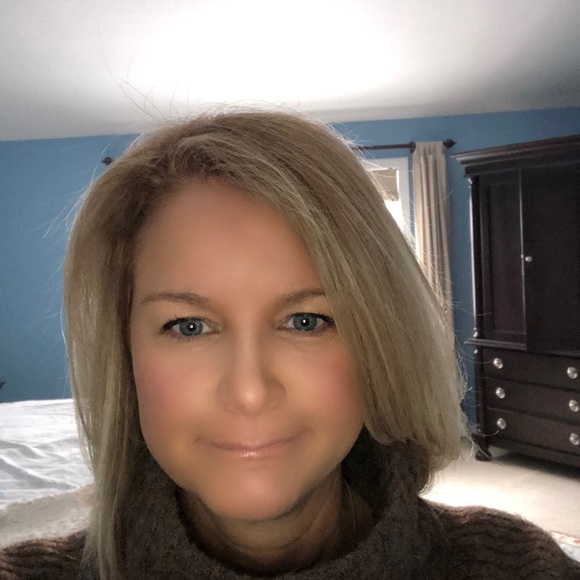 Profile Picture of Kelly Comcowich (@comco73) on Poshmark