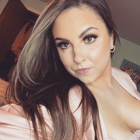 Profile Picture of Kelly Honos (@kellys_klothes) on Poshmark