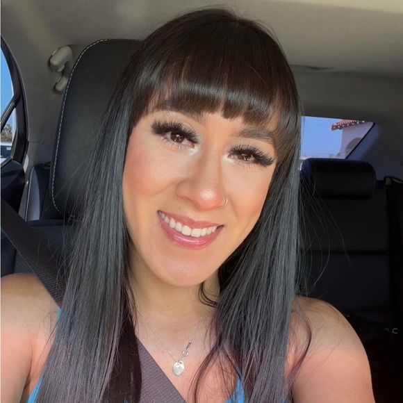 Profile Picture of Amber Romero (@ambernicolaa) on Poshmark