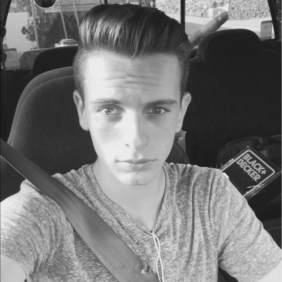 Profile Picture of Nathan Mayott (@natemayotte) on Poshmark