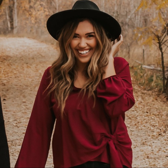 Profile Picture of Hannah Meyerhoeffer (@hannahiee) on Poshmark