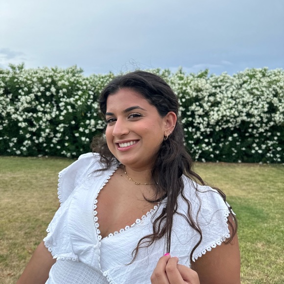 Profile Picture of Simran Karamchandani (@simrank18) on Poshmark
